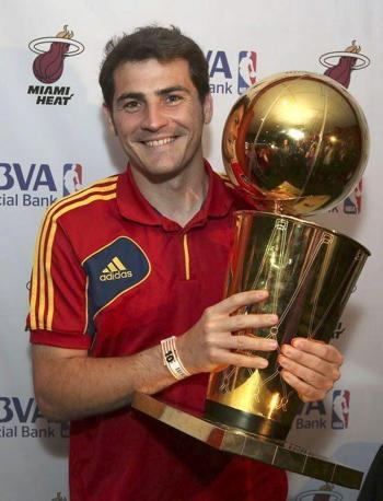 Iker Casillas sorridente dopo aver 